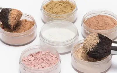Inglot puder rozświetlający - poznaj jego rodzaje, ceny i zastosowanie