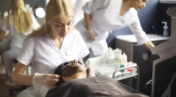 Dermatologia estetyczna vs lecznicza - granice między medycyną a kosmetyką